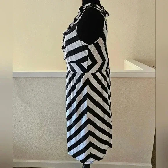 INC International Concepts Black and White Stripe Knee Length Dress - Size 1X - Picture 2 of 10